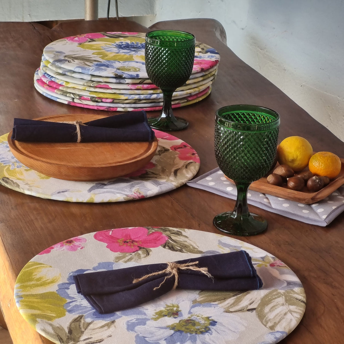 Plato de sitio redondo Flores Rosa y Celeste con base de madera Tischdecke