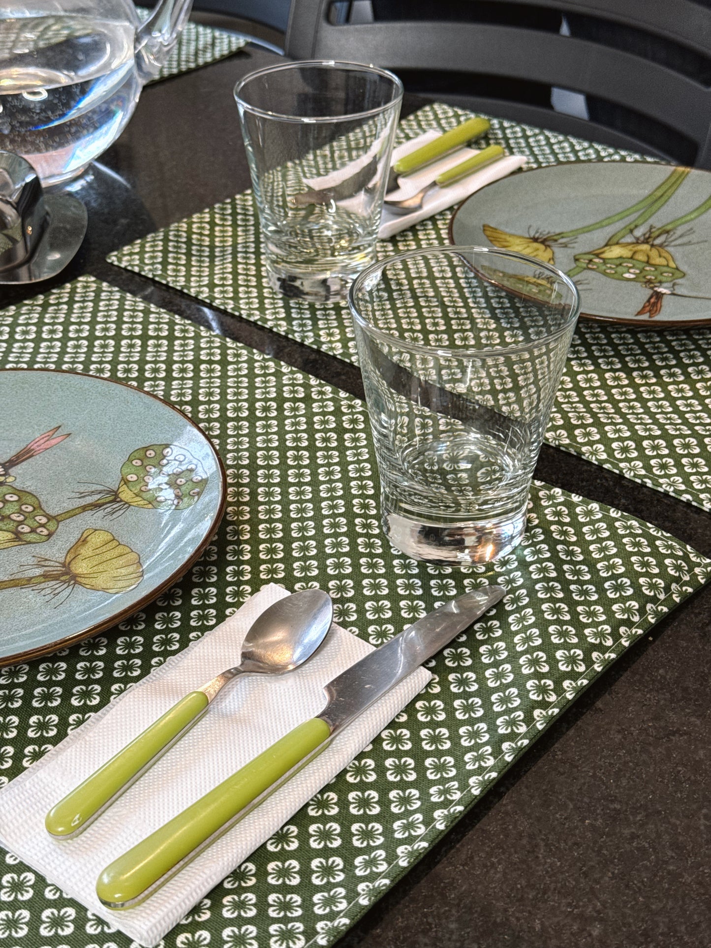 Mesa con individuales repelentes reversibles verde margaritas Tischdecke