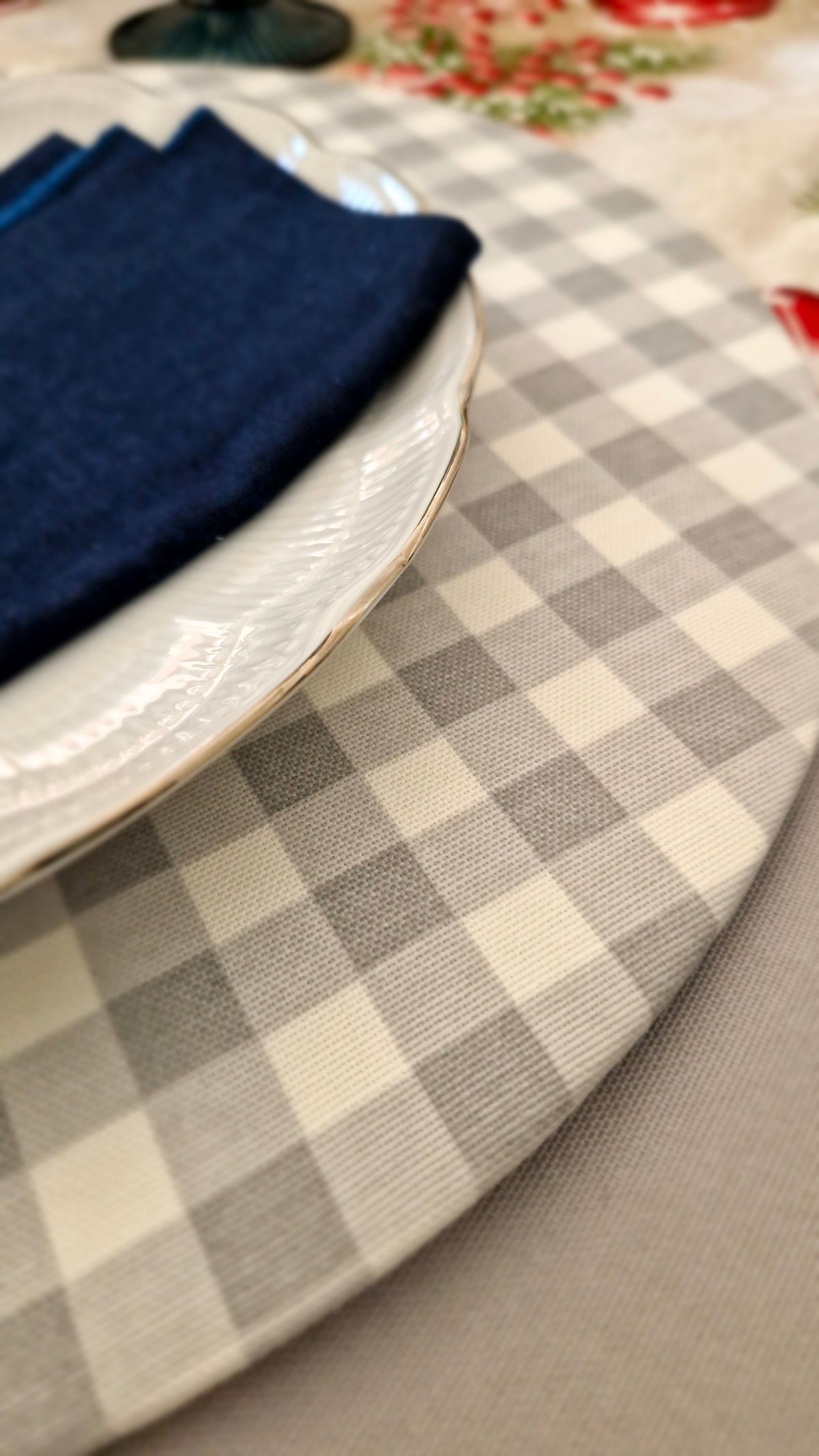 Plato de sitio redondo Cuadros Grises con base de madera Tischdecke