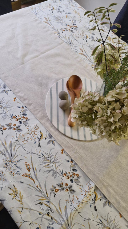 Mesa puesta con mantel Sofía, camino de mesa beige, cucharas de madera y hortensias secas