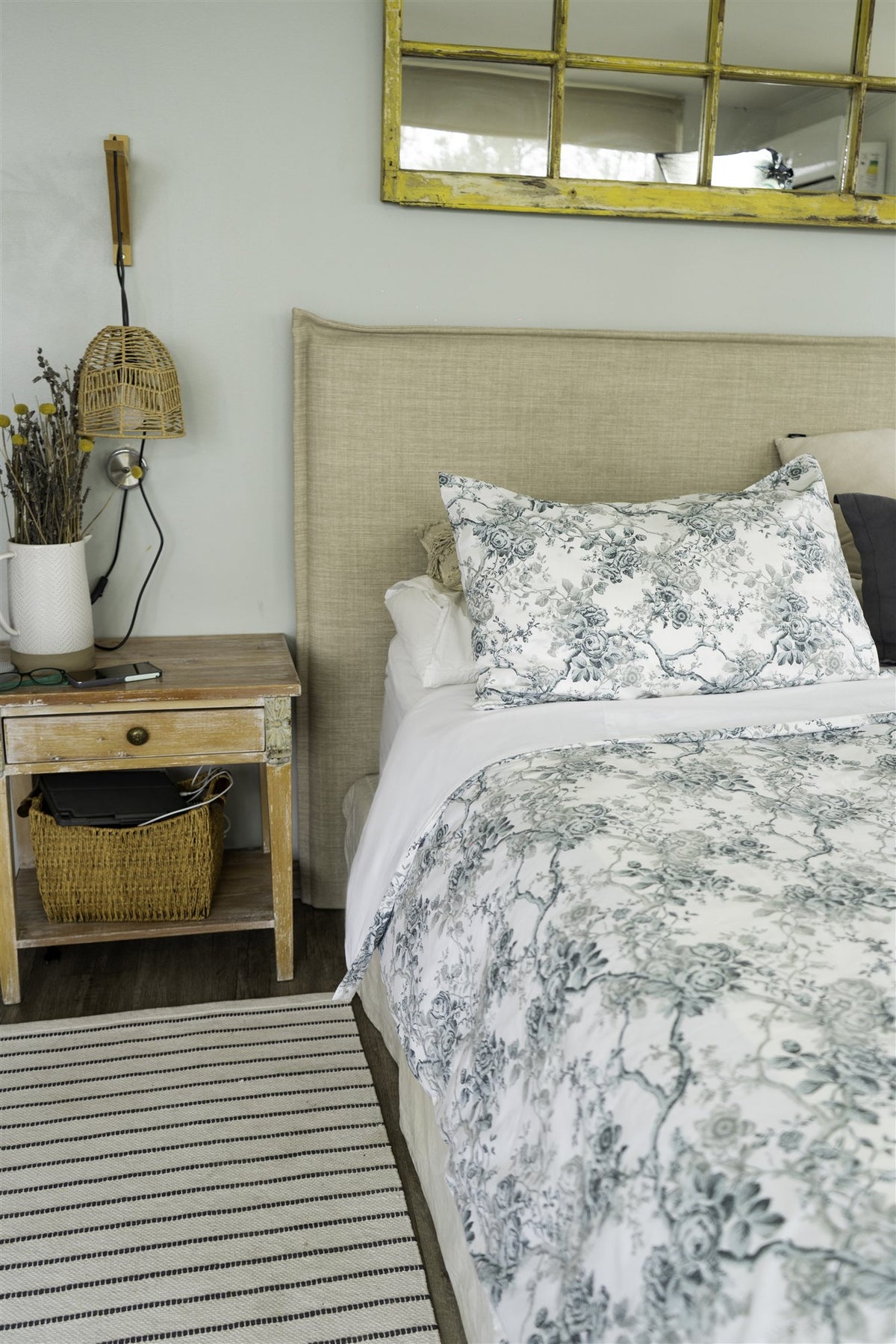 Funda de plumón Olivia toile floral verde gris en dormitorio Tischdecke