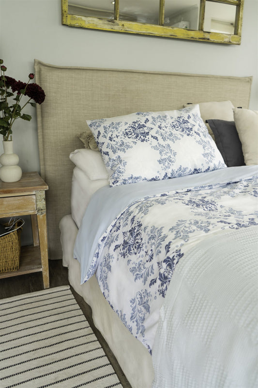 Funda de plumón Pili arabesco azul en dormitorio Tischdecke