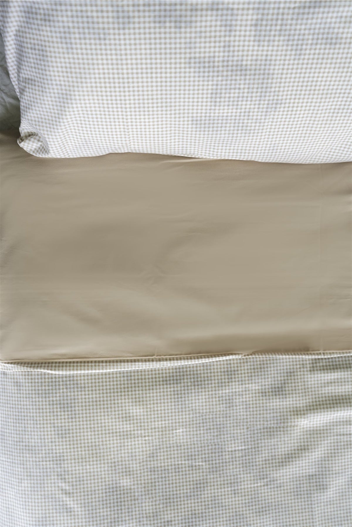 Detalle cuadros vichy beige y reverso de la funda de plumón