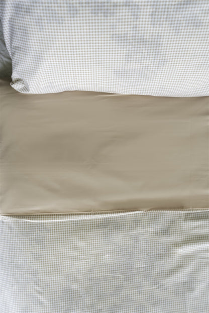 Detalle cuadros vichy beige y reverso de la funda de plumón