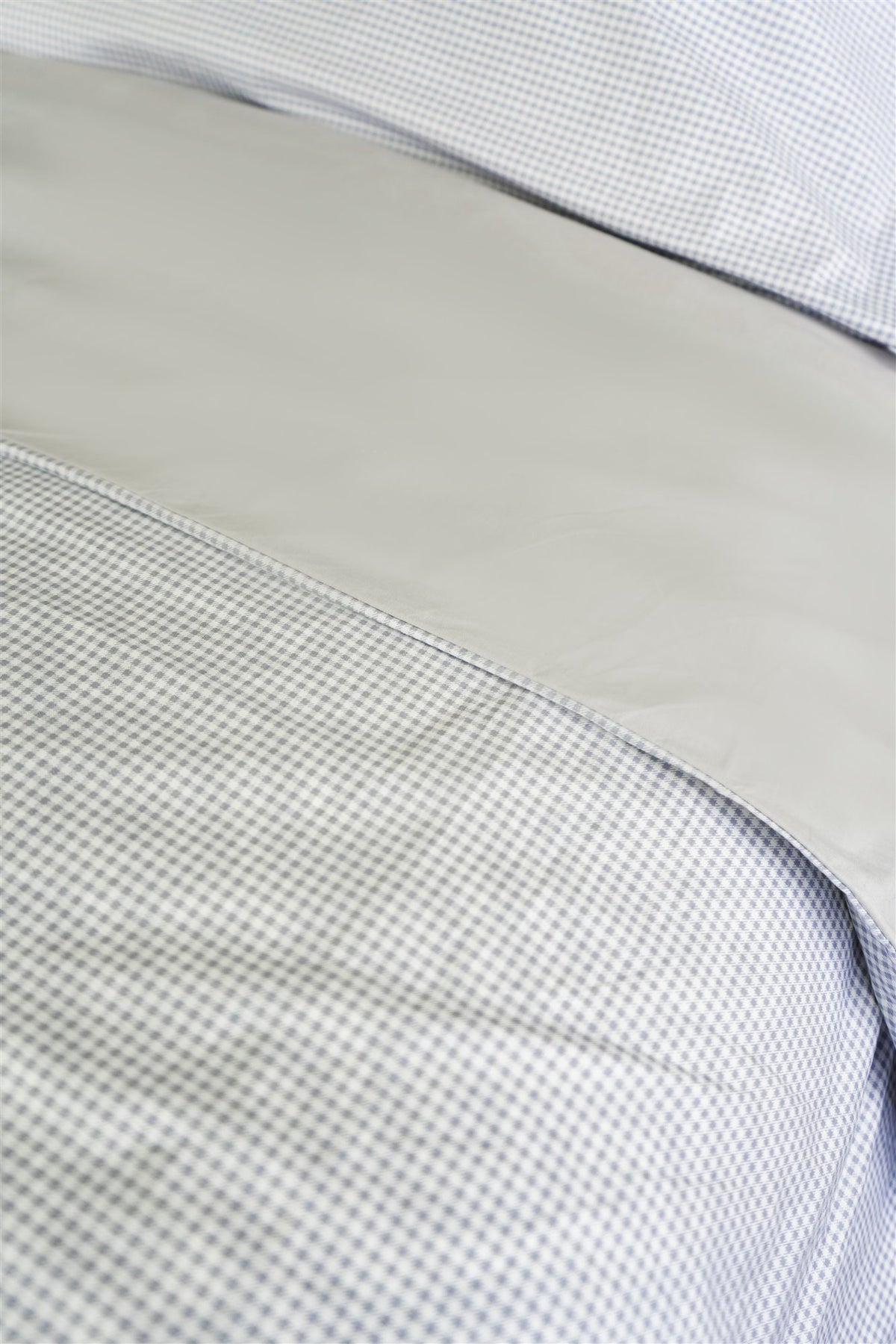 Detalle cuadros vichy gris y reverso gris de la funda de plumón