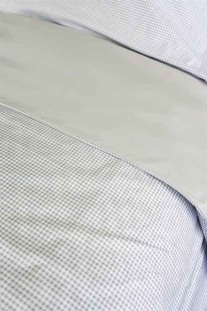 Detalle cuadros vichy gris y reverso gris de la funda de plumón