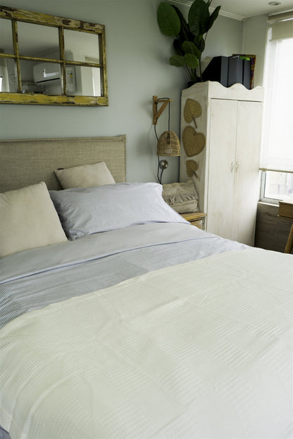 Cama con funda de plumón Vichy Gris, dormitorio luminoso