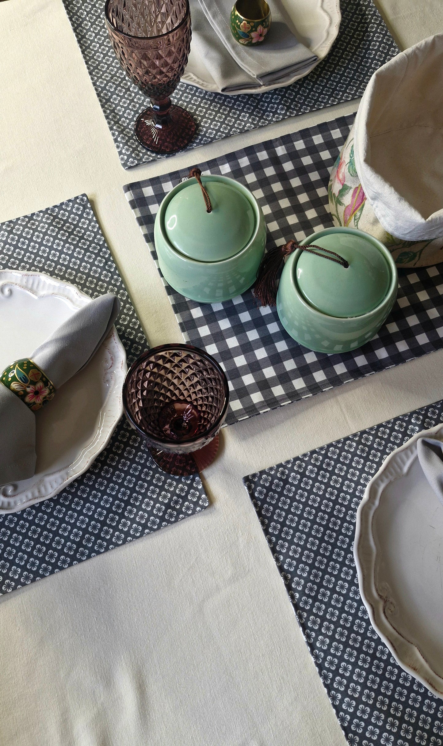 Individuales repelentes reversibles marengo con margaritas y reverso vichy, mesa puesta Tischdecke