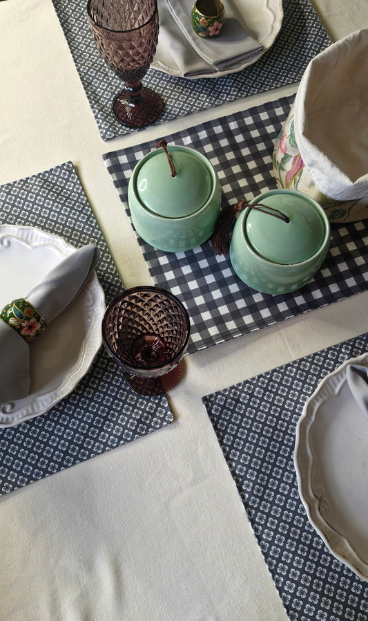 Individuales repelentes reversibles marengo con margaritas y reverso vichy, mesa puesta Tischdecke