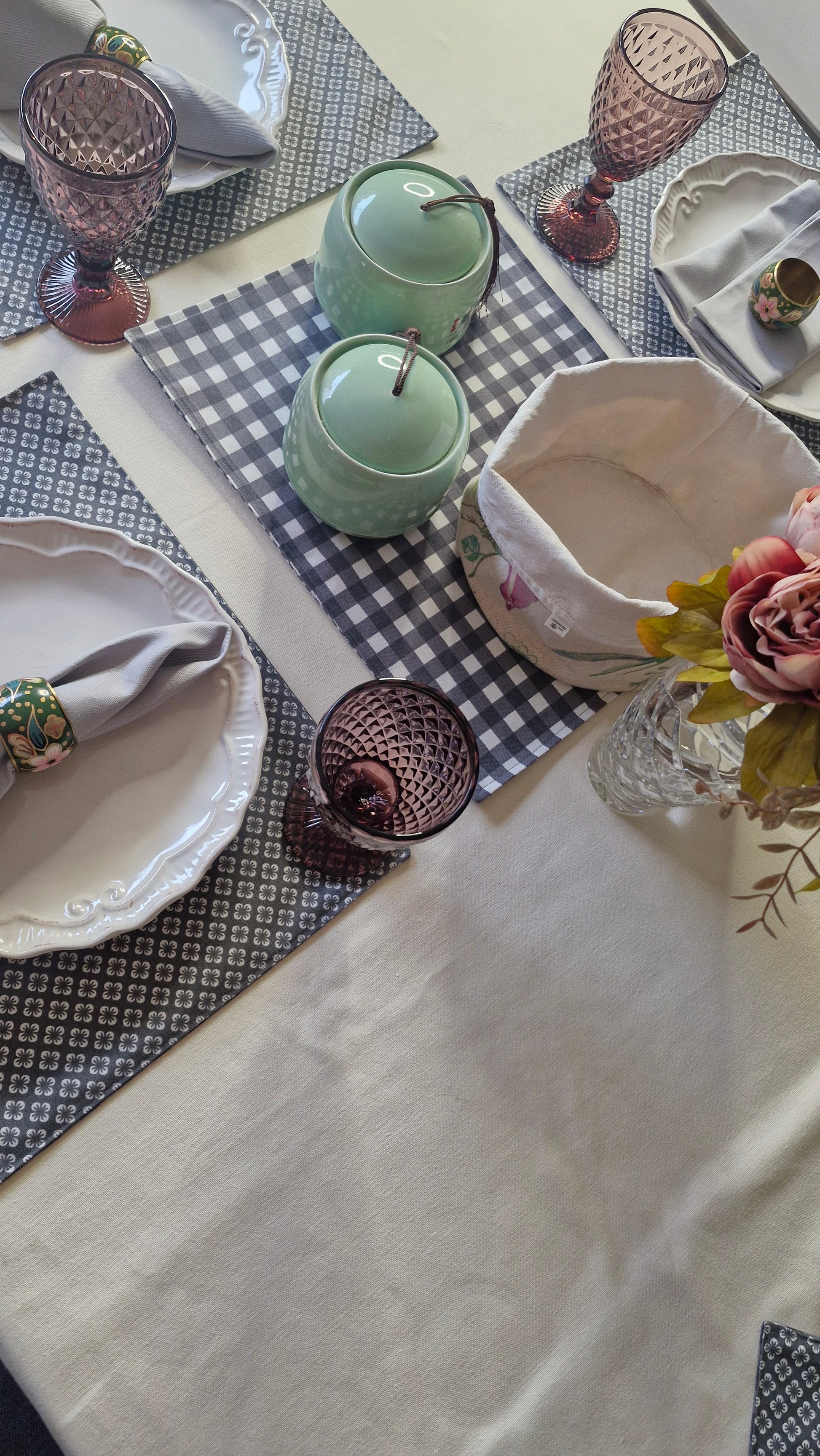 Mesa con individuales reversibles marengo margaritas y cuadros vichy Tischdecke