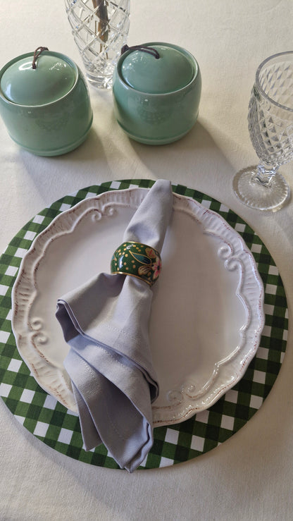Mesa puesta con individual redondo Vichy Verde