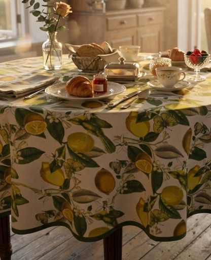 Mantel redondo repelente Lima Limón con estampado de limones amarillos sobre mesa de desayuno