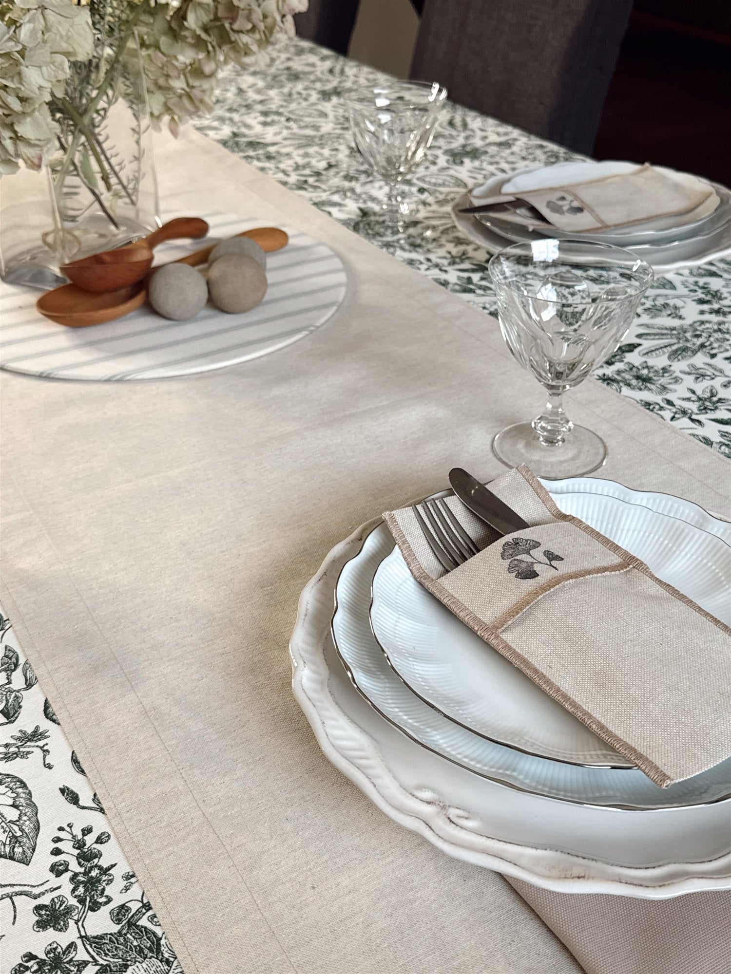 Mantel Toile de Jouy verde con camino de lino beige encima