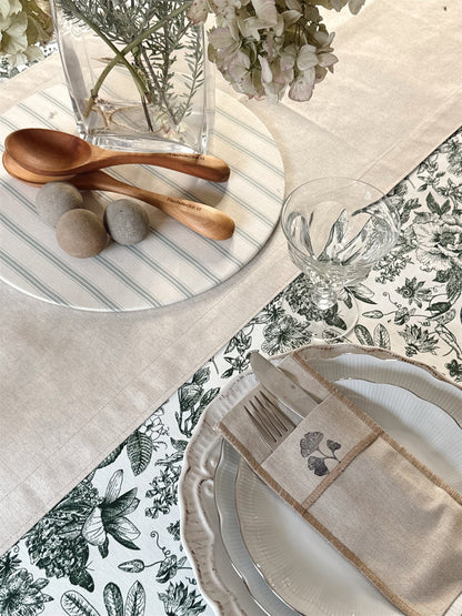 Detalle del estampado Toile de Jouy verde con flores y mariposas