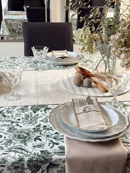 Mesa completa con mantel Toile de Jouy verde y vajilla blanca