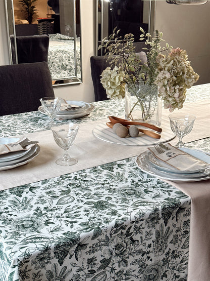 Mantel rectangular repelente Toile de Jouy verde sobre mesa puesta