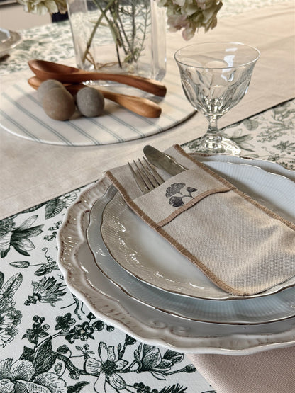 Puesto de mesa sobre mantel repelente Toile de Jouy verde