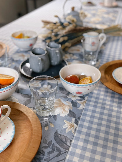 Mesa de desayuno con mantel vichy celeste repelente