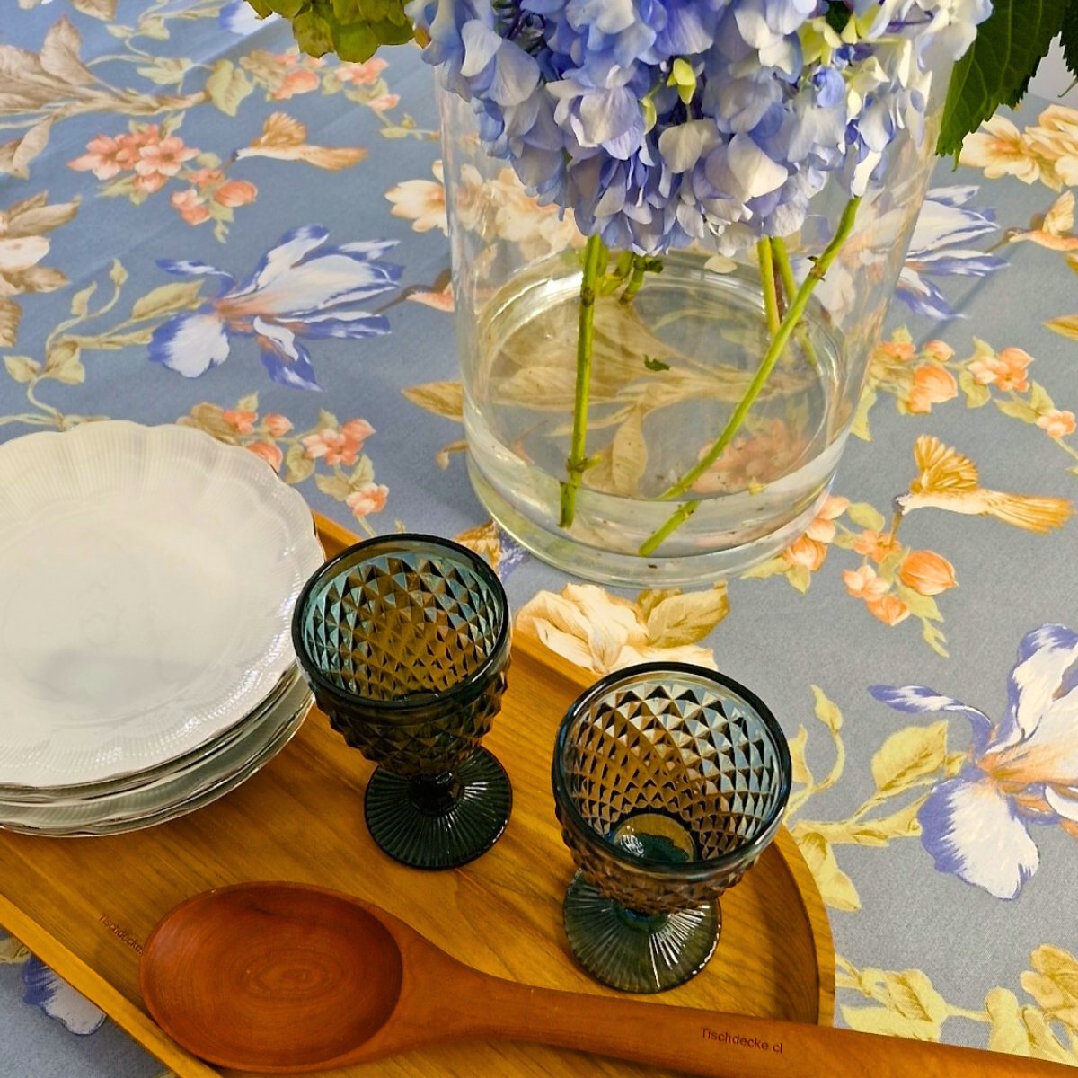 Mantel redondo repelente Picaflor Azul Tischdecke con vajilla y hortensias