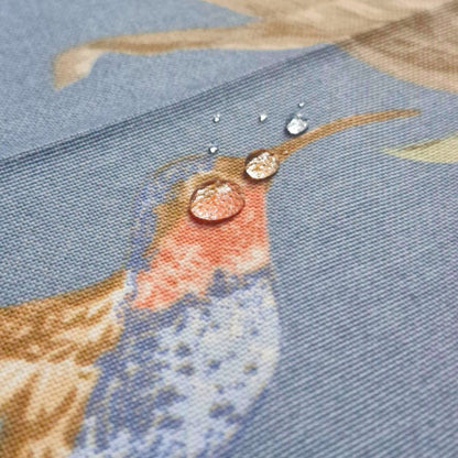 Gotas de agua sobre mantel Picaflor Azul mostrando el efecto repelente