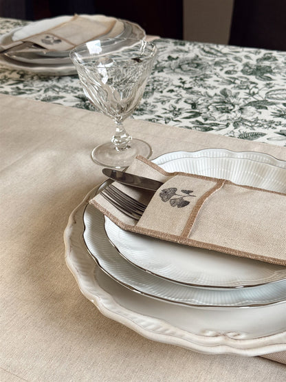 Portacubiertos ginko en mesa con camino de lino y mantel verde