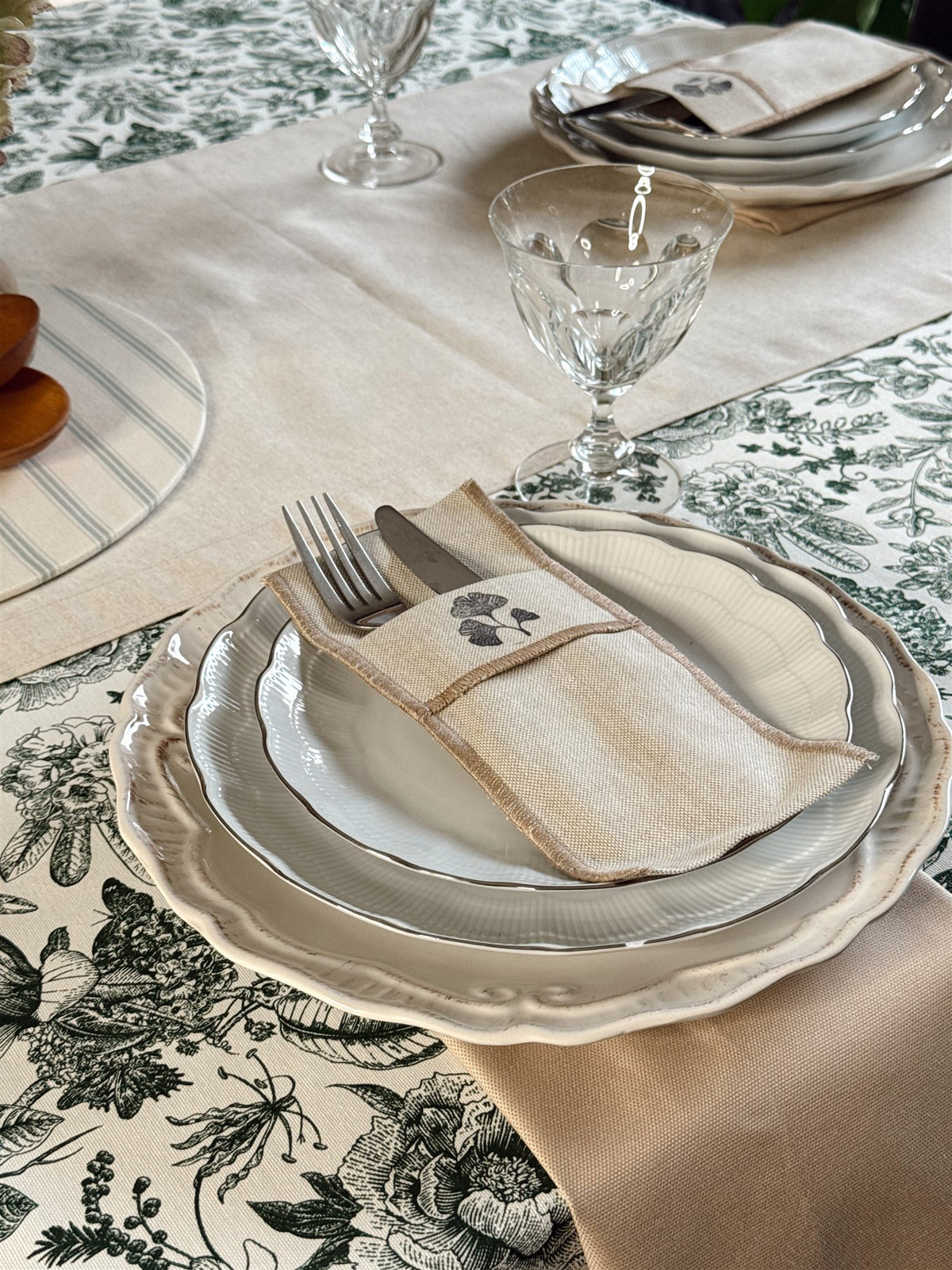 Mesa puesta con portacubiertos de lino ginko y mantel toile de jouy