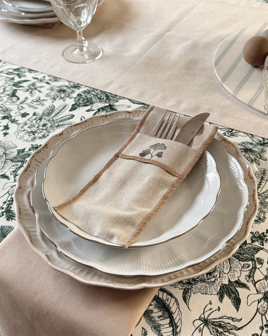 Portacubiertos de lino con estampado ginko en puesto de mesa