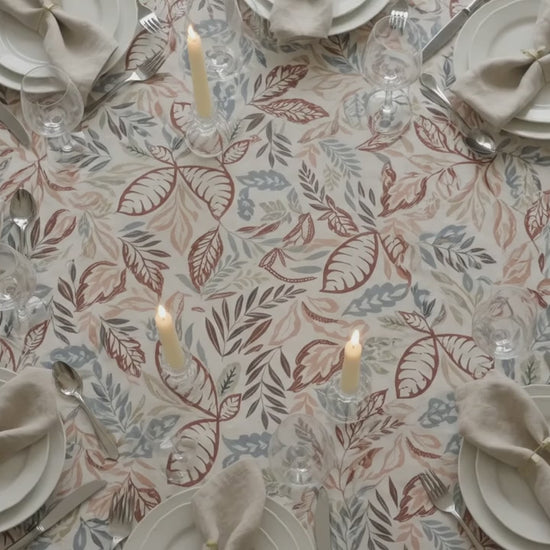 Video del mantel redondo repelente Selvático terracota en mesa puesta