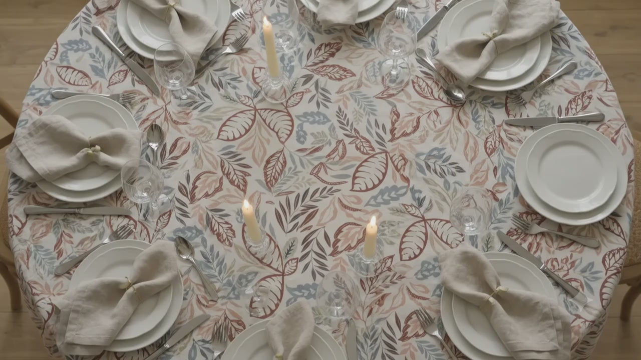 Video del mantel redondo repelente Selvático terracota en mesa puesta