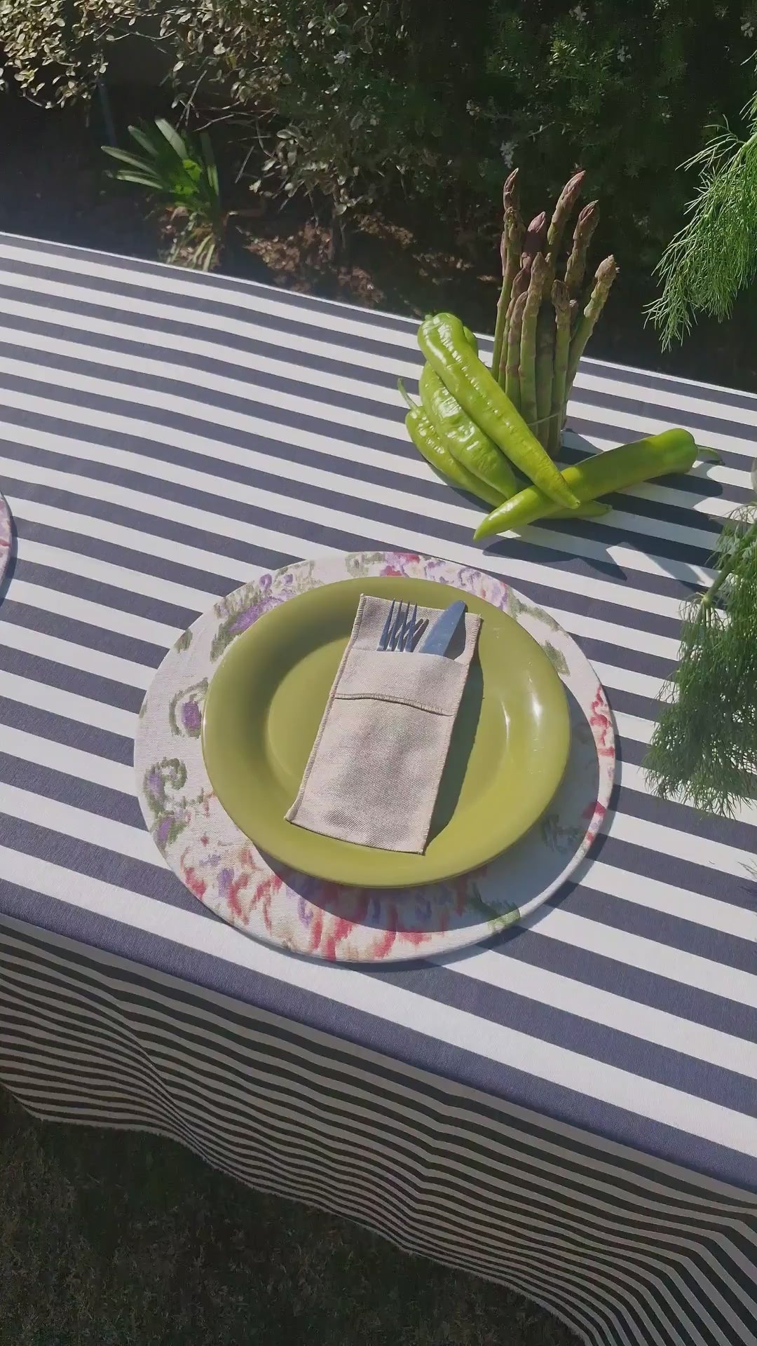 Mantel rectangular Rayas Marengo en mesa de jardín, video