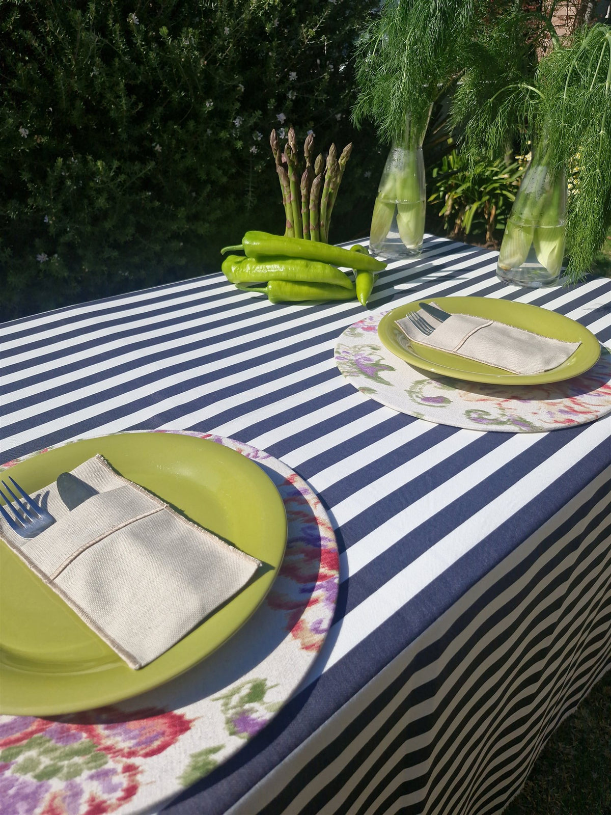 Mantel rectangular repelente Rayas Marengo azul y blanco en mesa de jardín