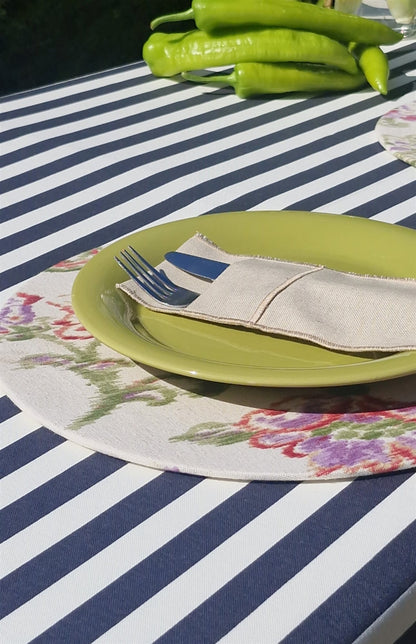 Mesa veraniega con mantel Rayas Marengo azul marino y blanco