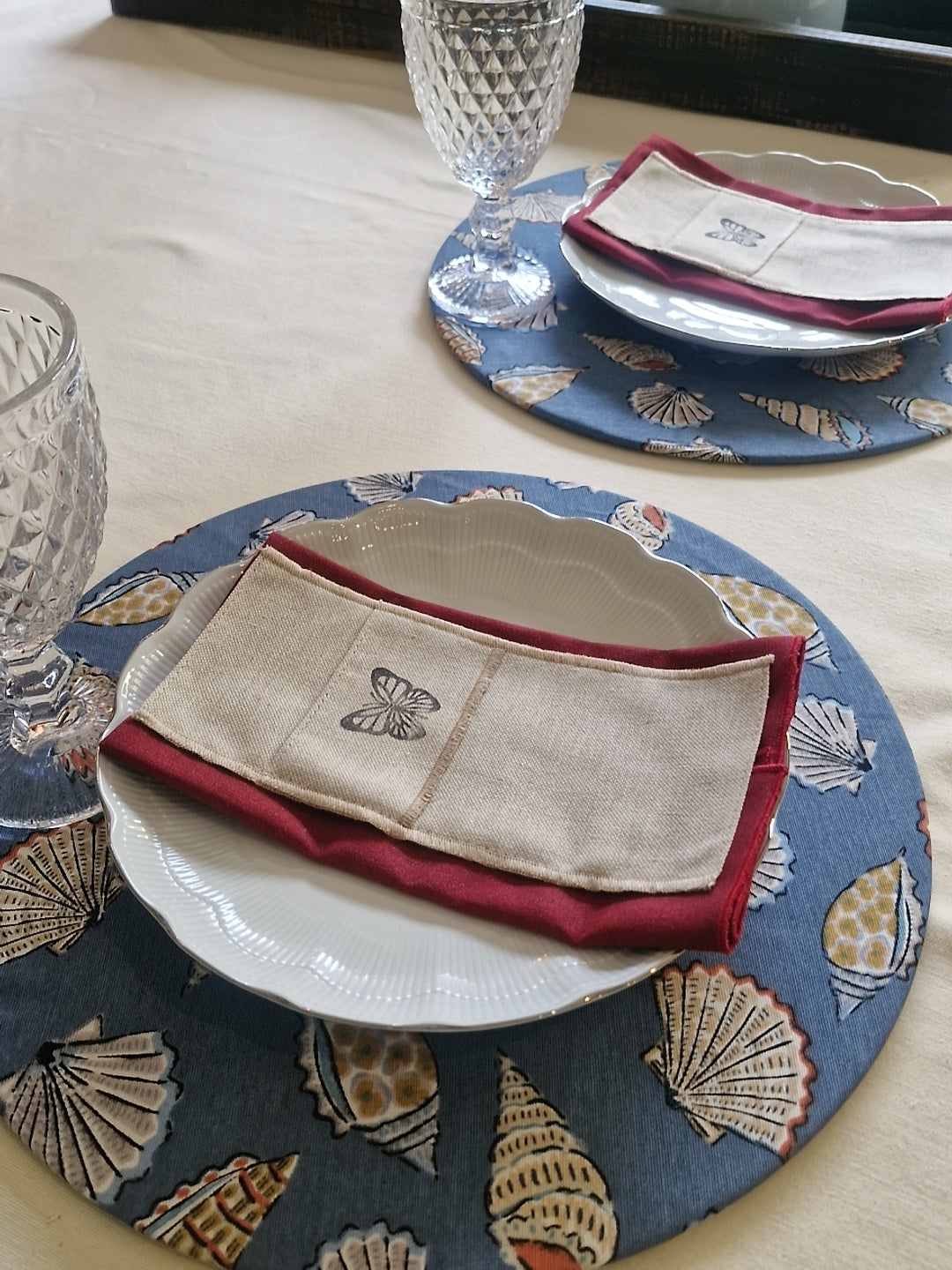 Plato de sitio redondo Conchas Marinas con base de madera Tischdecke