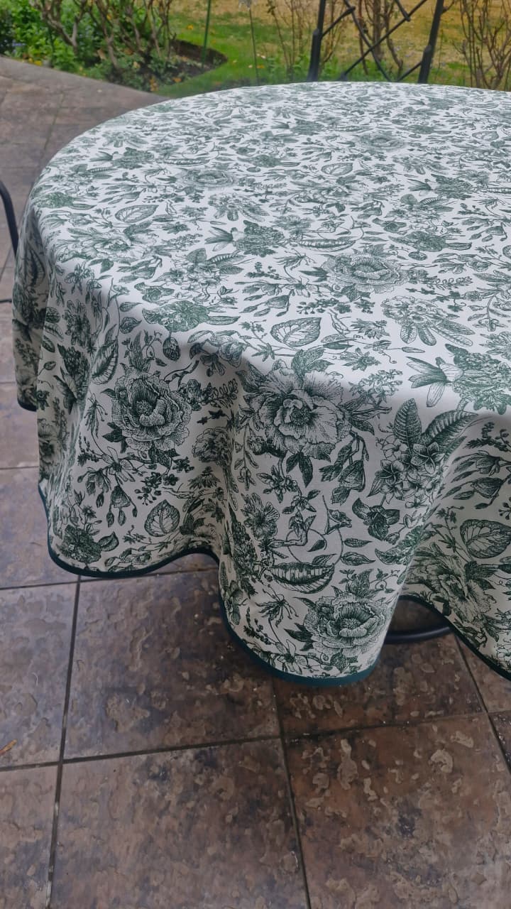 Mantel redondo repelente Toile de Jouy Rosas Verdes foto real sobre mesa redonda